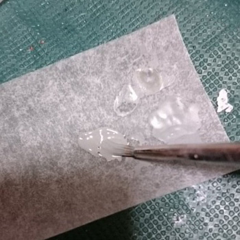 5:パレットで筆を使って塗料をこねる